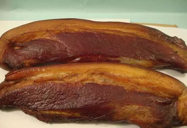烟熏腊肉,农村人难以忘怀的小时候的味道!