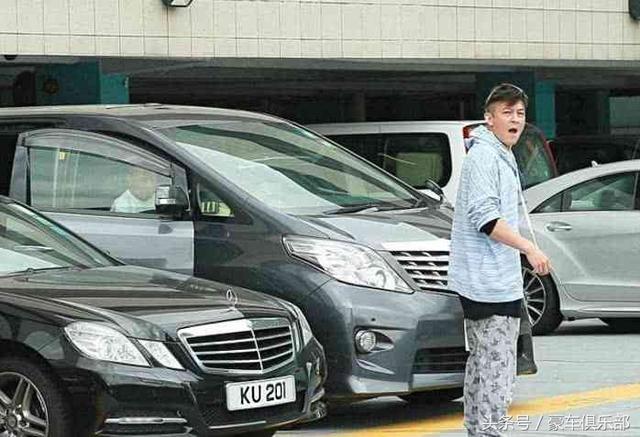 他在香   港的新座驾是一辆丰田埃尔法.