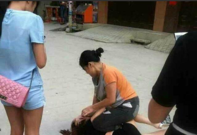 中国女人为什么那么喜欢当街打小三