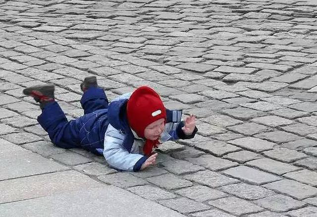 孩子摔倒了,笨妈妈看到聪明妈妈的做法后直接傻眼了!