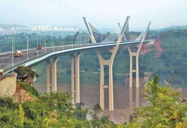 矮塔斜拉嘉悦大桥是重庆市中环快速干道的主要跨江通道,东接渝北区