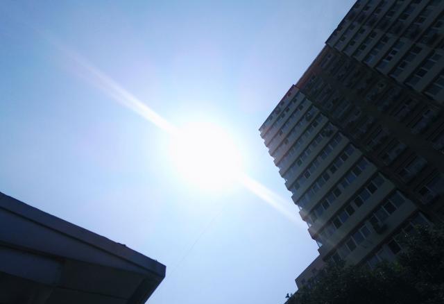 北京烈日当头酷热无比这样的温度下有人依然在高空作业