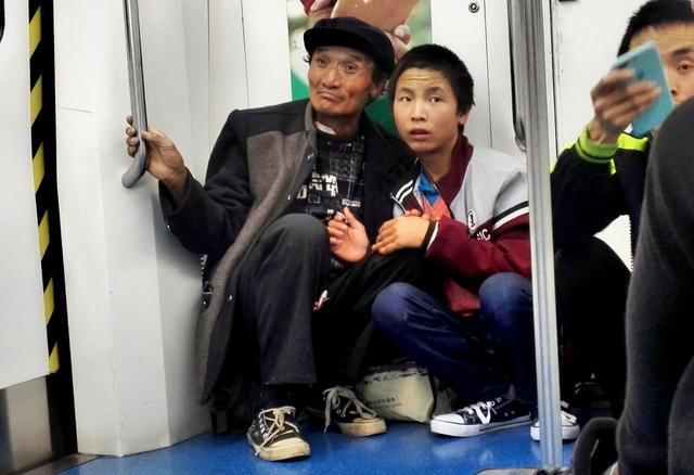 父辈的爱,北京地铁上感人又让人心酸的一幕