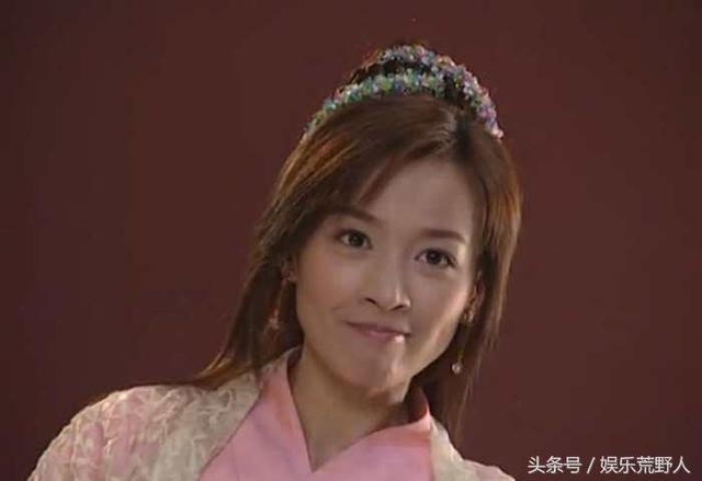 她是酒窝女神,下嫁亿万富豪,家庭美满,却因微商产品狼狈至极
