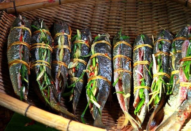 或直接用火烤,或用芭蕉叶将肉包住埋入火中烧熟而食拉祜族:烤肉德昂族