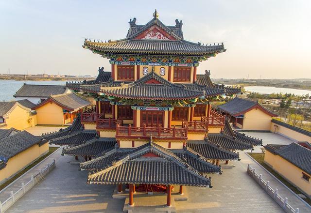 航拍胶州少海秋色长堤如巨龙卧波美得不可思议