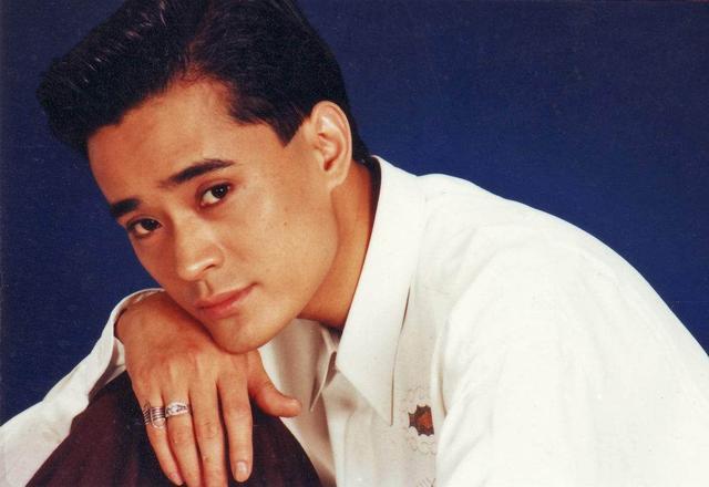 首唱《弯弯的月亮》红遍全国,29岁告别歌坛,40岁离世死因成谜|陈汝佳