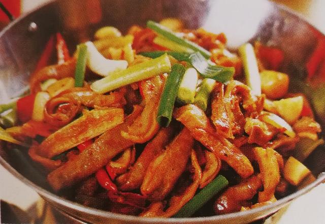 4,干锅猪肚:【原材料】猪肚500克,芹菜段150克 洋葱块20克.