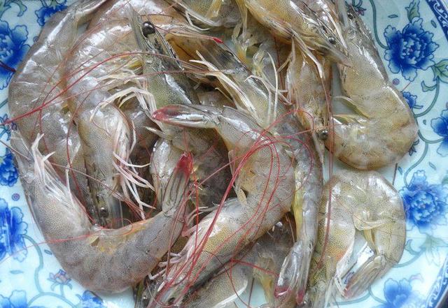 把虾到进热盐里,10分钟后就能挖出来吃了,你吃过没?好吃到吮指
