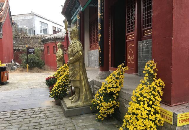 河南开封朱仙镇岳飞庙:跪了几百年的秦桧夫妇跪像前为何放支小鞭