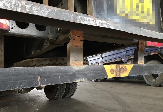 告诉你这些大货车保险杠的秘密 相信你一定不会跟着他们跑了