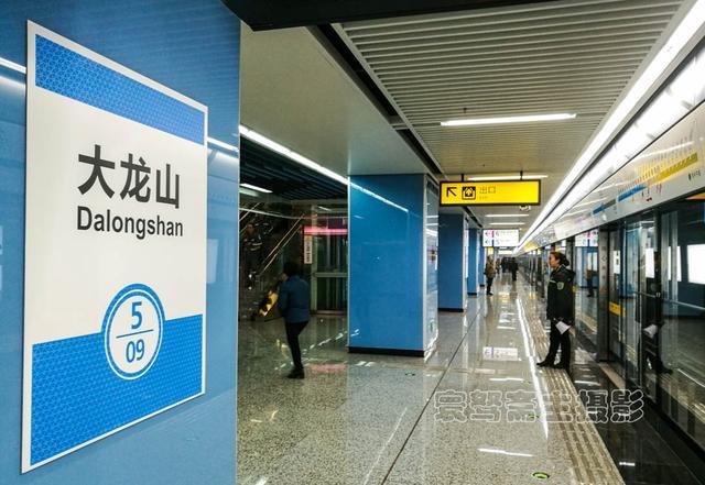 在大龙山地铁站,5号线就在6号线的对面,而且只开通了五六个站,看了看