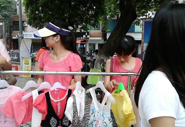 90后单身妈妈摆地摊卖童装,坚强小女人靠小本生意撑起了一个家