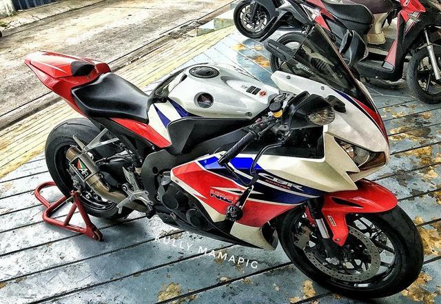 泰国女孩与本田cbr的机车恋情