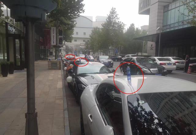 私家车车顶放瓶水,据说可以约到美女,有人亲自测试