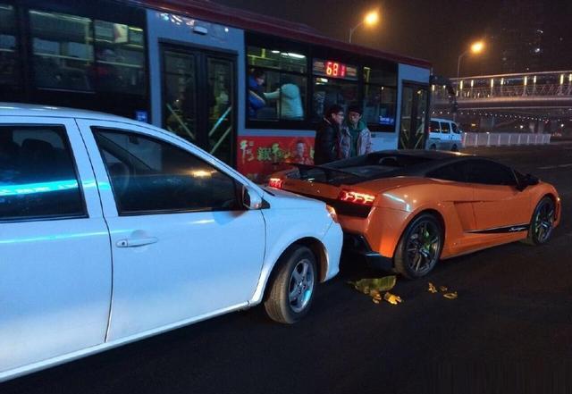 再下面是去年某知名网络红人b哥开夏利追尾了某知名跑车俱乐部创始人