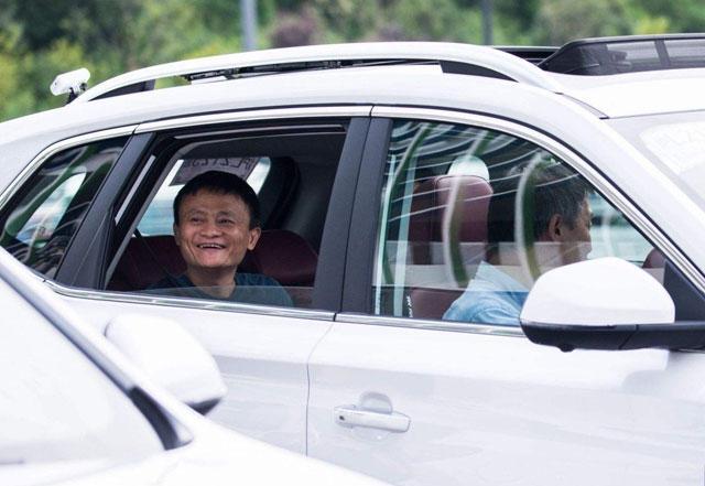 马云试乘荣威rx5