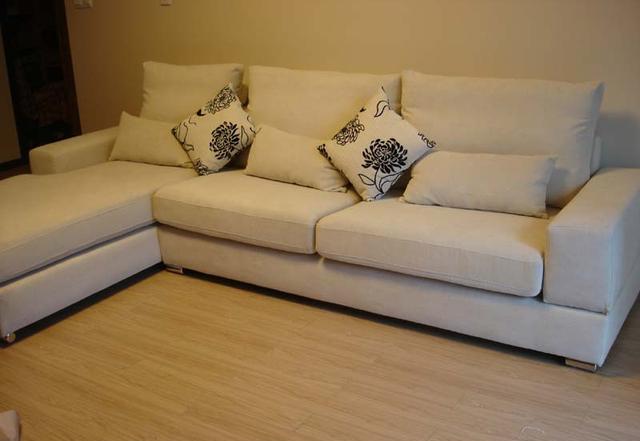 纠结是皮沙发好还是布艺沙发好?不想花冤枉钱的看看!