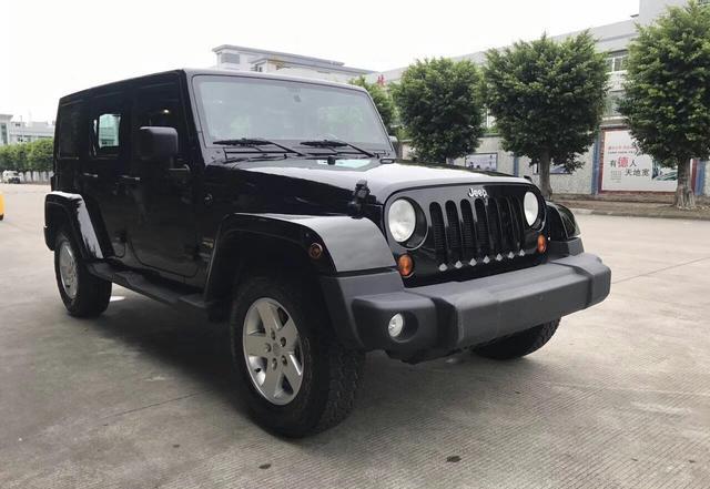 硬汉的首选 16年jeep牧马人撒哈拉 黑色黑内3.6l蛇档黄金排量