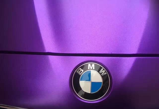 宝马525汽车车身改色电光紫贴膜效果图 唯美的紫色