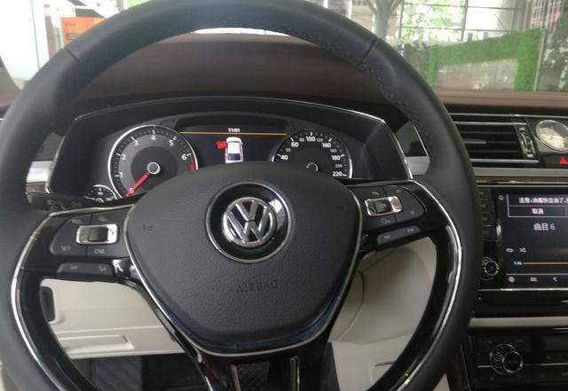 方向盘 中控,档位 ,就和帕萨特,迈腾之流,明显的不一样,上汽大众也