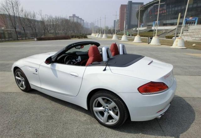 90后小mm53万提白色宝马z4敞篷跑车兴奋的直流鼻涕