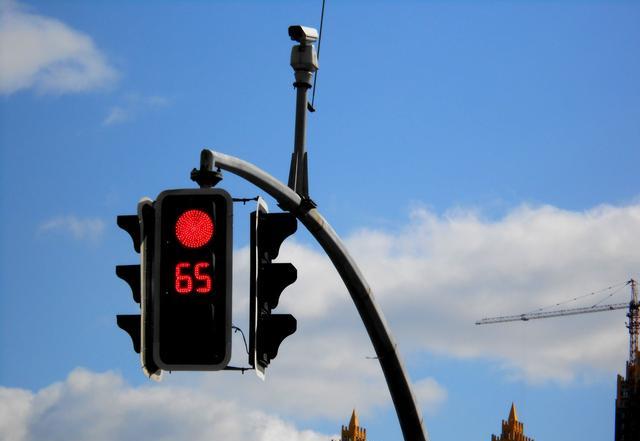 这个红绿灯显示99秒等了半分钟还是99秒超长红绿灯危害多