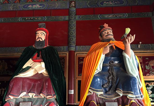 伯益和皋陶像夏启,后稷像在禹王大殿里供奉着禹王治水像,四周有大禹在