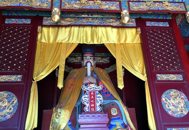 大禹像伯益和皋陶像夏启,后稷像在禹王大殿里供奉着禹王治水像,四周有