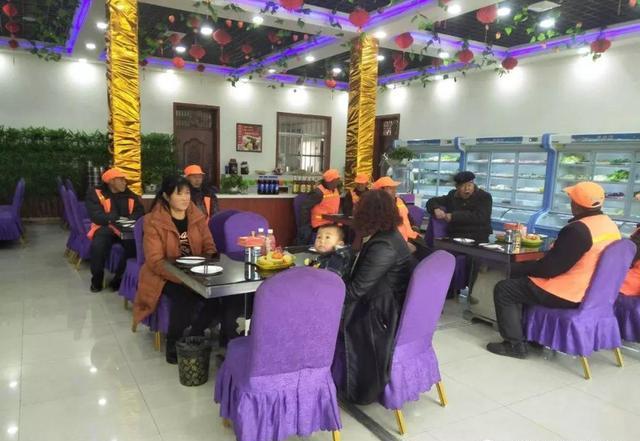 葛海刚为环卫工人沏茶,敬酒,环卫工人感动地热泪盈眶,严冬暖身心