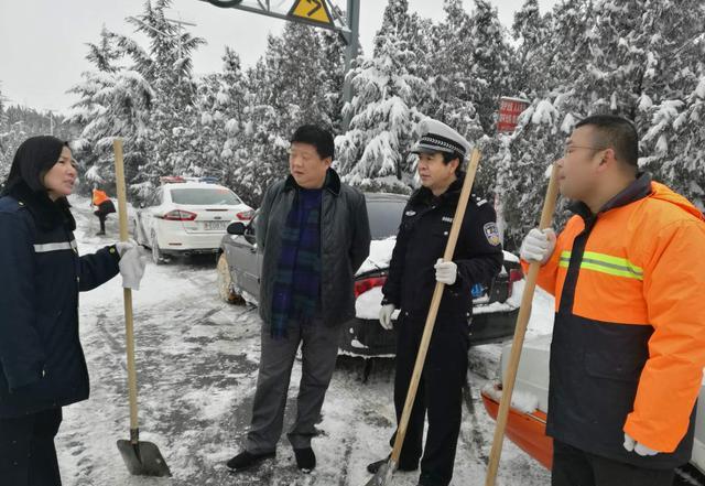 白水县副县长马建军深入201省道检查恶劣风雪天气道路通行情况