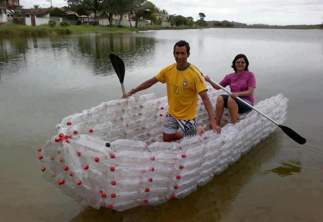 废旧塑料瓶子有啥用?印尼人把他们做成船,轻便又时尚!
