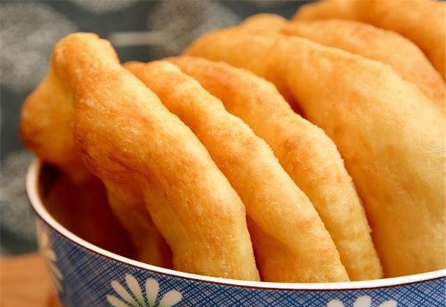 70岁奶奶亲手教的老手艺,油饼这样炸,炸出的饼外焦里嫩还不油腻