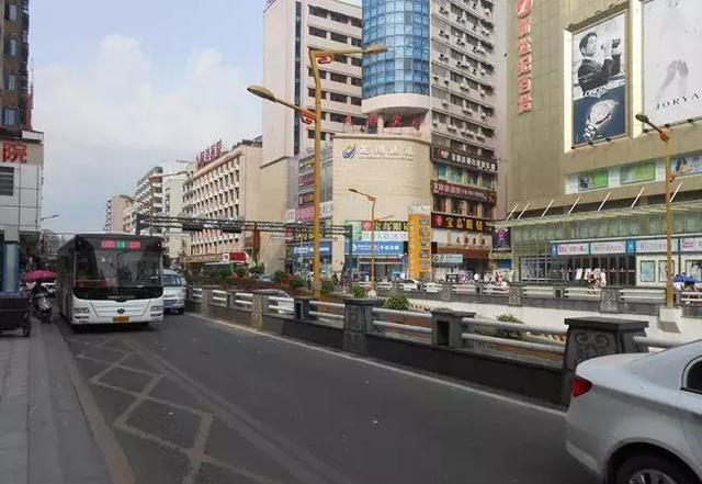 13日晚上22点开始 南充人民南路新世纪辅道封闭一条车道施工!