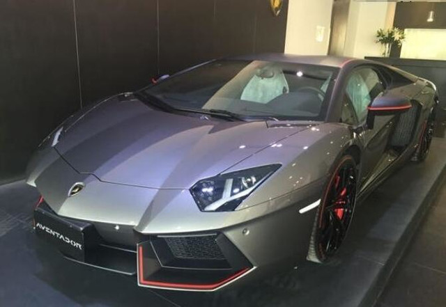 科比夫妻恩爱,孩子放学,科比亲自驾兰博基尼接送,温馨感人-新浪汽车