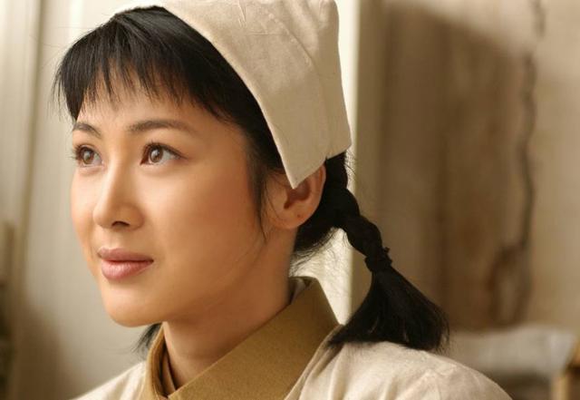 她因《亮剑》走红 和周一围有五年恋情 情史风流 如今嫁入豪门