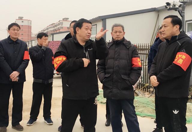 川汇区区长李宗喜到安置房兴业小区督察禁燃烟花爆竹值班情况