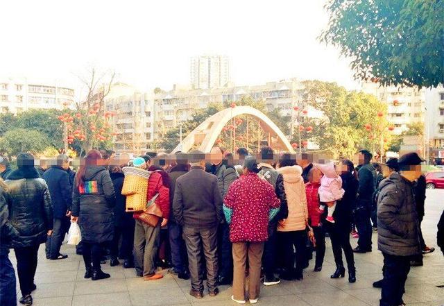 大妈抱娃坐地不起 叫来民警引围观