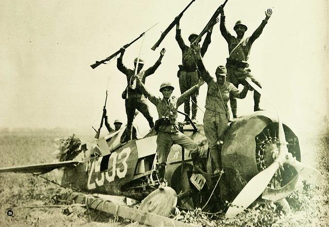 日寇暴行,将妇女糟蹋后赤身仰面绑在桌子上向众村民展览