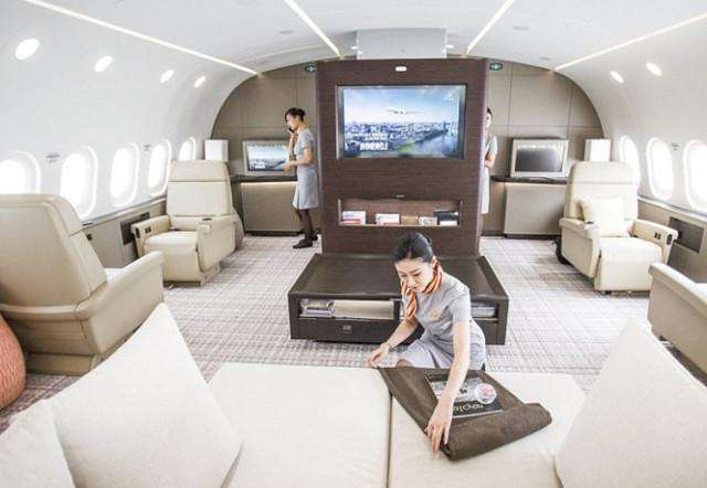 世界上最贵的私人飞机, 空姐颜值秒杀一线女明