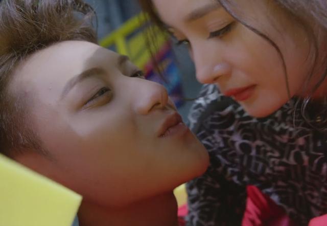 《谈判官》吻戏来了! 杨幂黄子韬亲亲了, 这碗狗粮先干为敬