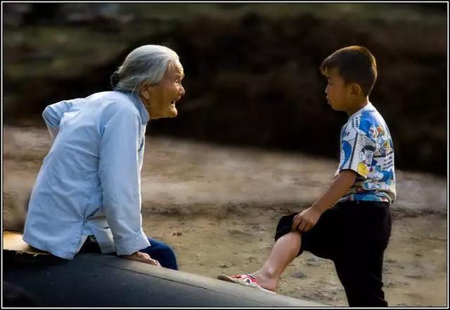 老太太到儿子家过年,媳妇做了一桌菜,孙子说难吃,老太悄悄离开