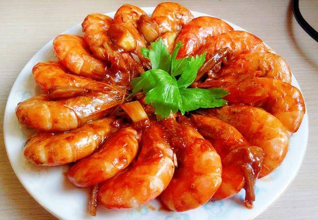 老妈这么做的红烧大虾,简单易学,一上桌就被抢光!