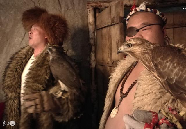 "土匪不听这一套,上去就抢走了包袱.