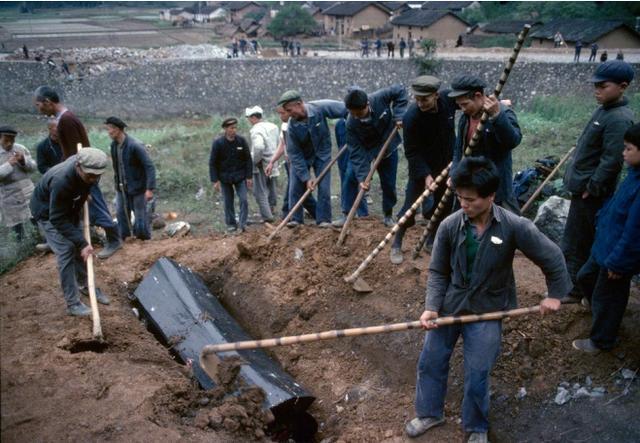 老照片: 1980年中国农村的葬礼, 大部分习俗至今未变!