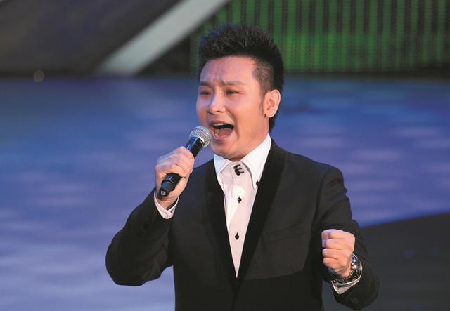 他农村出身,曾五次登上央视春晚,娶小10岁娇妻,如今家庭美满