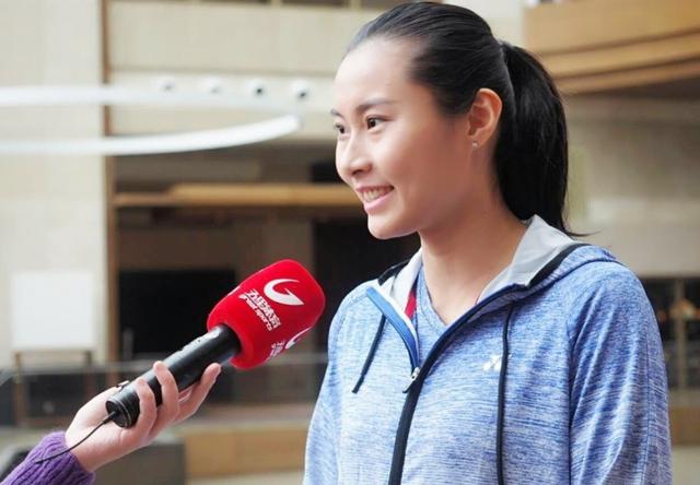 她9岁时开始练习羽毛球,师从世界冠军王鹏仁.