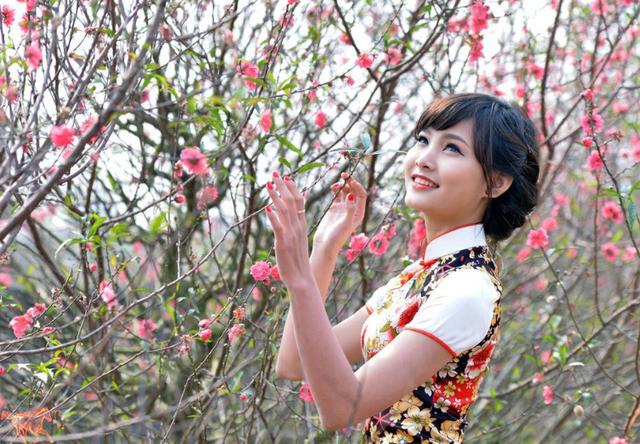 这是最悲摧的命运,官杀为忌,受男人迫害之命,自己又胆小,丙火生戊土