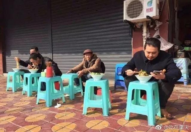 在重庆吃面就是大板凳加小板凳这传统的吃姿你觉得如何