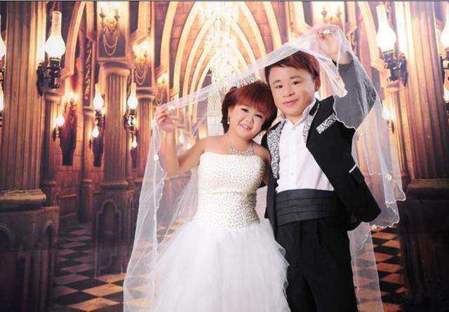老公高1.2米老婆1米,不顾反对坚持怀孕,孩子出世抱头痛哭